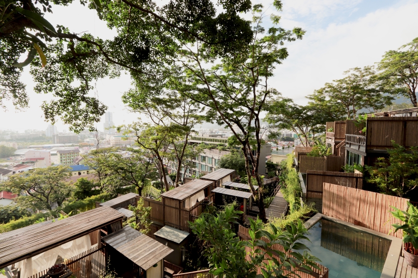 Khung cảnh sườn đồi từ Dinso Resort & Villas Phuket thuộc Vignette Collection
